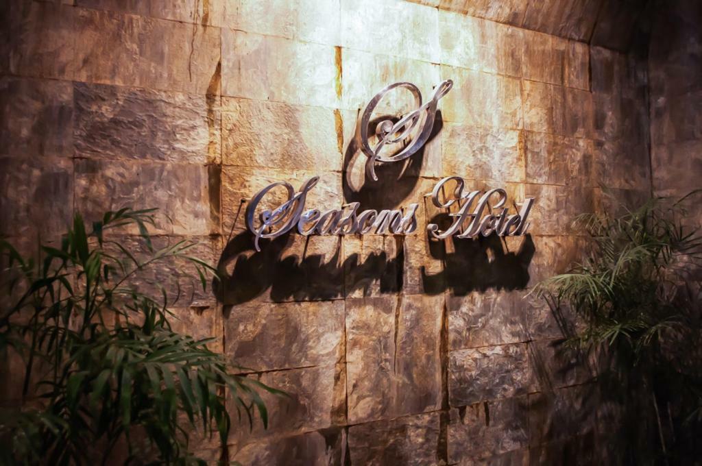 Seasons Hotel And Convention Center Сан Хосе Екстериор снимка